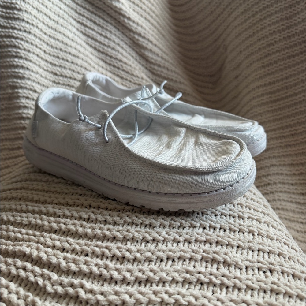 Hey Dude Sparkly White Slip-On Shoes Lightweight Comfort Women’s Size 9 GUC